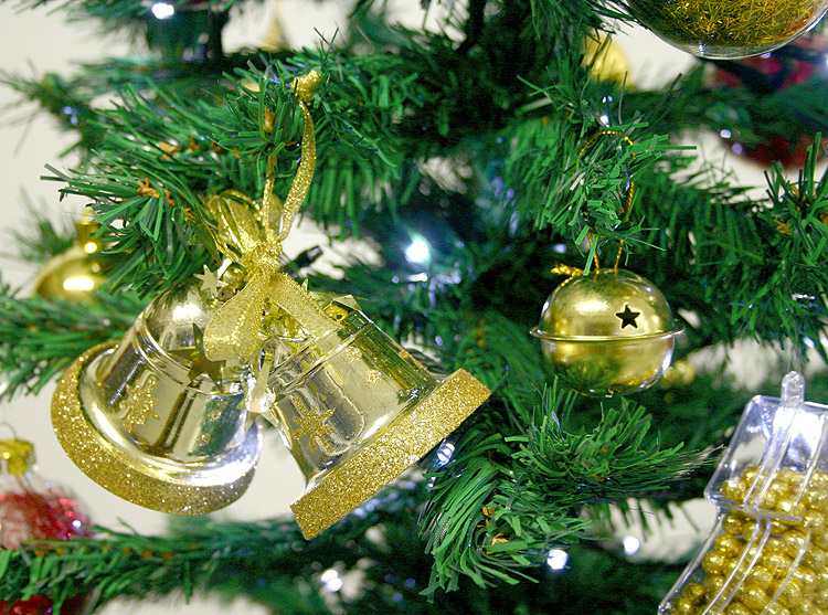 LEMESO Cloches et Grelots de Noël Ornements Pendentifs Jingle Bells Rouge Blanc Vert Décoration Noël 6 Pièces Grelots en Métal Décoration pour Arbre de Noël